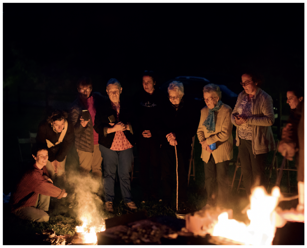 Ya está aquí un nuevo artículo de nuestra revista La Ortiga, en esta ocasión lo firma Paula Martínez Sancho, impulsora de Palmo. En torno al fuego es un proceso de creación artística articulado a partir del fuego como elemento de alto potencial simbólico y protagonista del proceso de transformación de la arcilla en cerámica.